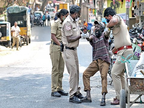 பிச்சை எடுப்பதில் அதிக பணம் கிடைக்கிறது! எங்கல விட்டுடுங்க, முகாம்களுக்கு செல்ல மறுத்த ஆதரவற்றோர்!!