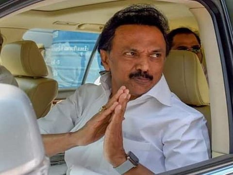 சாலையில் மனுவோடு நின்றிருந்த பெண்.. காரை நிறுத்திய முதல்வர்!! நடந்தது என்ன?
