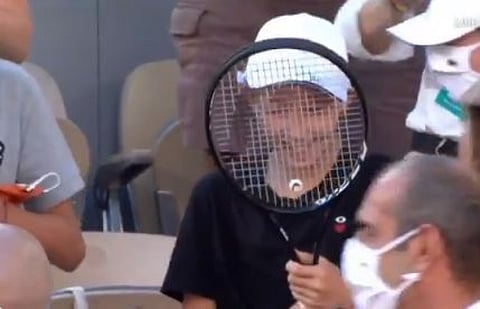 சிறுவனுக்கு தனது டென்னிஸ் பேட்டை கொடுத்த ஜோகோவிச்….. மகிழ்ச்சியில் துள்ளிக் குதித்த சிறுவனின் வீடியோ வைரல்