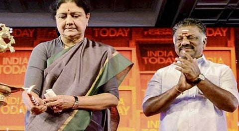 சசிகலாவுடன் ஒரு மணி நேரம் பேசிய ஓபிஎஸ்!! விரைவில் ரிலீஸ் ஆகும் ஆடியோ... அல்லோல்பட்டு கிடக்கும் அதிமுக