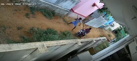 இருசக்கர வாகனத்தில் சென்ற நபர் மீது அரிவாளால் தாக்குதல்: சிசிடிவி வெளியாகி பரபரப்பு...