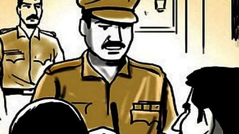 சாதி பெயரை குறிப்பிட்டு தம்பதியை தாக்கிய போலீஸார்: சஸ்பெண்ட் செய்ய உத்தரவிட்ட நீதிமன்றம்..!
