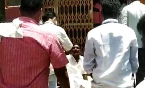 மனு கொடுக்க வந்த விவசாயியை தாக்கிய வருவாய் துறை அதிகாரிகள்