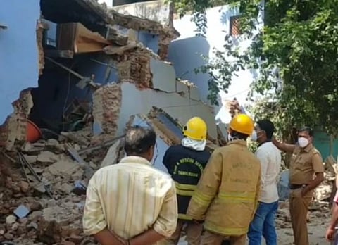 100 ஆண்டுகள் பழமையான வீடு இடிந்து விழுந்து விபத்து