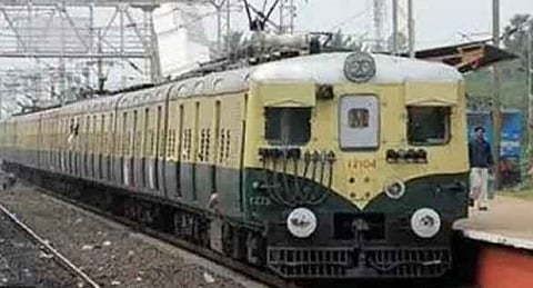 யாரெல்லாம் புறநகர் ரெயில் சேவையை பயன்படுத்தலாம்?