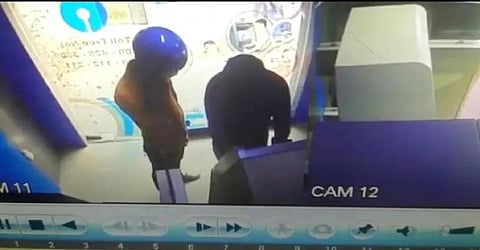 எஸ்பிஐ வங்கி  ஏடிஎம் கொள்ளையன் வீரேந்தர் ராவத் விமானம் மூலம்  சென்னை அழைத்துவரப்பட்டான்...