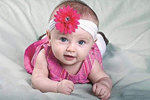 முதன் முதலாக வீட்டிற்கு வரும் பெண் குழந்தை:  பூ பாதை அமைத்து வரவேற்ற தந்தை