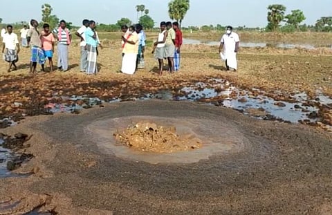 காவிரி டெல்டா பகுதிகளின் தொடரும் சோகம்... கச்சா எண்ணெய் வெளியேறி விளைநிலங்கள் பாதிப்பு...
