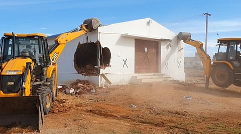 அதிமுக முன்னாள் அமைச்சர் உறவினர்களால் ஆக்கிரமிக்கப்பட்ட  நிலம்..!! அதிகாரிகள் அதிரடி நடவடிக்கை