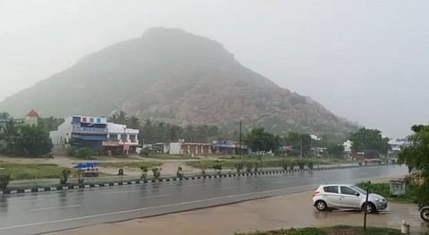 தமிழகத்தின் பல பகுதியில் மழை பெய்ததால் பொதுமக்கள் மகிழ்ச்சி...