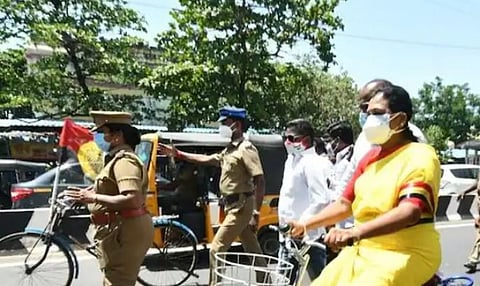 விண்ணை தொடும் பெட்ரோல் விலை.. சைக்கிள் ஓட்டி எதிர்ப்பை தெரிவித்த பிரேமலதா விஜயகாந்த்...