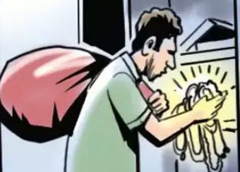 50 சவரன் நகை கொள்ளை: பக்கத்து விட்டாரின் உதவியுடன் நடந்த திருட்டு?