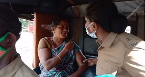 மகனுக்கு நியாயம் கேட்டு, தாய் தீக்குளிக்க முயன்றதால் பரபரப்பு!