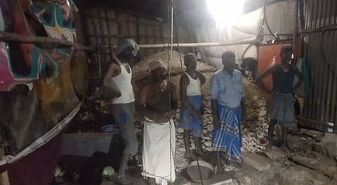 புதையல் இருப்பதாக கூறி வீட்டிற்குள் 20 அடி ஆழத்திற்கு குழி தோண்டிய நபர்...