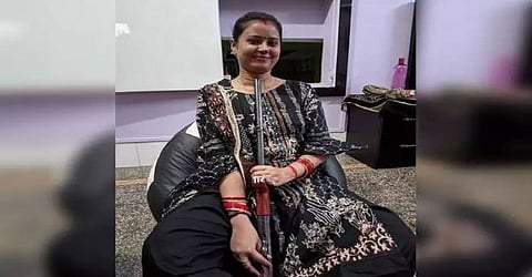 மாமியாரின் துப்பாக்கியை வைத்து செல்பீ எடுக்க முயன்ற இளம்பெண் தவறுதலாக தன்னை தானே சுட்டுக்கொண்டு உயிரிழப்பு...