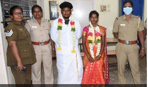 காதலியை கர்ப்பமாக்கி திருமணம் செய்ய மறுத்த காதலன்..! தட்டித் தூக்கி தாலி கட்ட வைத்த போலீசார்..!