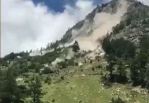 குன்றில் ஏற்பட்ட மண்சரிவால் உருண்ட பாறைகள்: 9 பேர் பலி!?