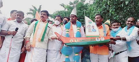 ஒரு குடும்பம் ஆட்சி அமைக்க பொய் வாக்குறுதி கொடுக்க கூடாது... அண்ணாமலை ஆவேசம்