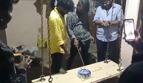 பட்டா கத்தியில் கேக் வெட்டி பிறந்தநாள் கொண்டாடிய ரவுடிகள்: தற்போது கம்பி எண்ணும் அவலம்!