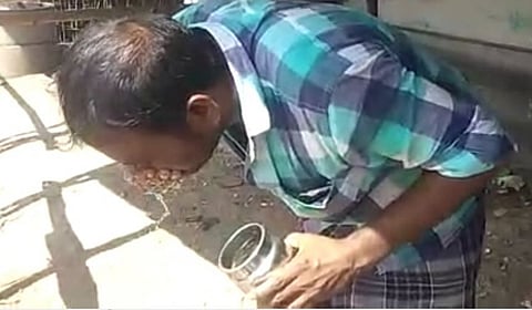 மது குடித்த நபருக்கு திடீரென மூக்கில் வழிந்த ரத்தம்.... மதுபிரியர்கள் பீதி....