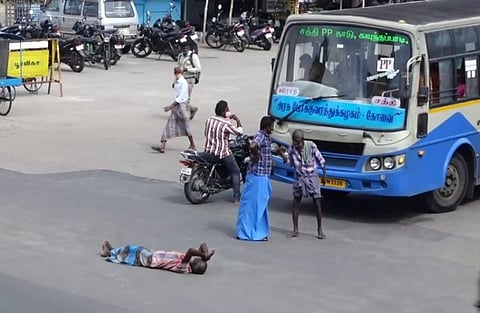 குடிமகனின் கோரிக்கை- பேருந்தின் முன்பு படுத்துக்கொண்டதால் பதற்றம்....