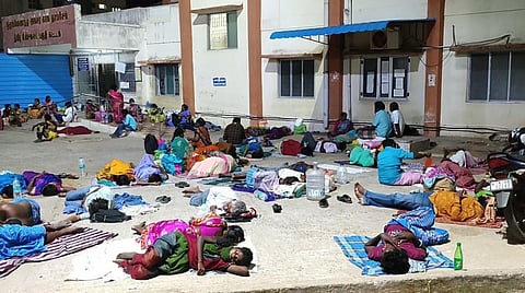 மருத்துவமனை வாசலில் படுக்கும் அவலம்.. அரசு மருத்துவமனையில் பொதுமக்கள் அவதி...