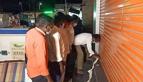 விதிமுறைகளை மீறிய கடைகளுக்கு சீல்... பல்லடம் நகராட்சி அதிகாரிகள் நடவடிக்கை...