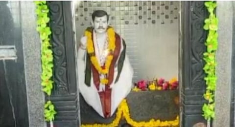 கணவருக்கு கோவில் கட்டி பூஜை செய்யும் மனைவி....