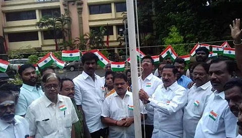அண்ணா அறிவாலயத்தில் தேசிய கொடி ஏற்றினார் ஆர்.எஸ் பாரதி…