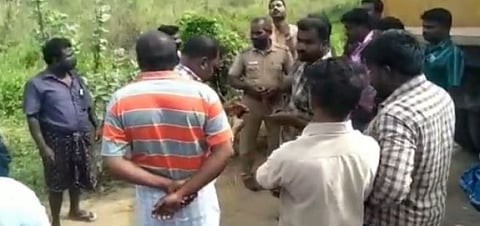 லாரி ஓட்டுனர் தீக்குளிக்க முயற்சி- அதிகாரிகள் லஞ்சம் கேட்டதாக குற்றச்சாட்டு !