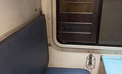 ரயில் பெட்டிக்குள் புகுந்த பாம்பு... எக்மோரில் பரபரப்பு