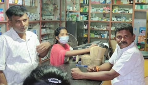 முக கவசம் அணியாததை தட்டி கேட்ட போலீஸ்காரருக்கு கத்திக்குத்து...