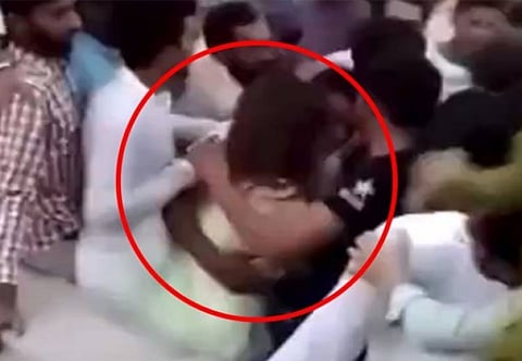 நூற்றுக்கணக்கான இளைஞர்களுக்கு மத்தியில் மாட்டிக் கொண்ட இளம் பெண்..! சுதந்திர தின விழாவில் கலந்து கொண்ட போது நிகழ்ந்த வெறிச்செயல்..!