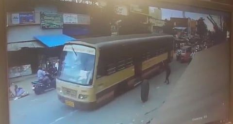 சாலையில் சென்ற அரசு பேருந்தின் முன்பக்க சக்கரம் கழண்டு விழுந்த விபரீதம்! வெளியான சிசிடிவி காட்சிகள்!