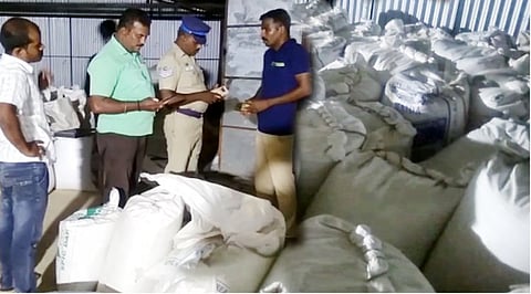 30 டன் ரேஷன் அரிசி பதுக்கி கடத்த முயற்சி... லாரியில் ஏற்றும்போது மாட்டிய நபர்கள்...