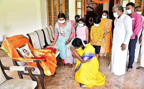 அம்மாவின் "இசை" காற்றில் ஒலித்துக்கொண்டு இருக்கின்றது... தமிழிசையின் உருக்கமான பதிவு...