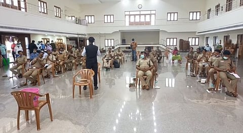 காவல்துறை அதிகாரிகளுக்கு புத்துணர்ச்சி அளிக்க... காஞ்சிபுரத்தில் மனநல, உடல் நல பயிற்சி...