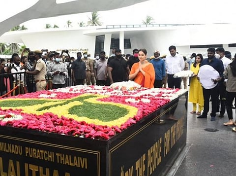 ஜெயலலிதா நினைவிடத்தில் நடிகை கங்கனா ரணாவத் மலர் தூவி மரியாதை..!!!