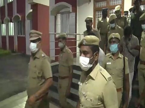 அமமுக வழக்கறிஞர் அரிவாளால் வெட்டப்பட்ட சம்பவம்- குற்றவாளிகள் 4 பேர் நீதிமன்றத்தில் சரண்