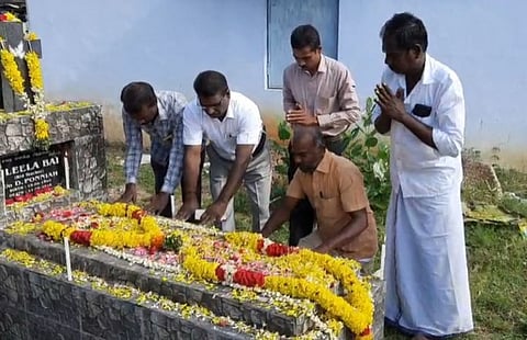 ஆசிரியரின் கல்லறைக்கு சென்று அஞ்சலி... நெகிழ்ச்சியை ஏற்படுத்திய மாணவர்கள்...