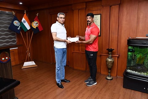 ஆணழகன் போட்டியில் பங்கேற்கும் தலைமைக்காவலர்... காவல் ஆணையர் நேரில் பாராட்டு...