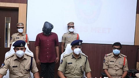 11 பெண்களை ஏமாற்றி ரூ.3 கோடி வசூல் - காதல் மன்னனை கைது செய்த போலீஸ்