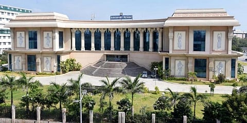 கடும் பாதுகாப்பை மீறி கலைவாணர் அரங்கத்தில் தீக்குளிக்க முயன்ற நபரால் பரபரப்பு!