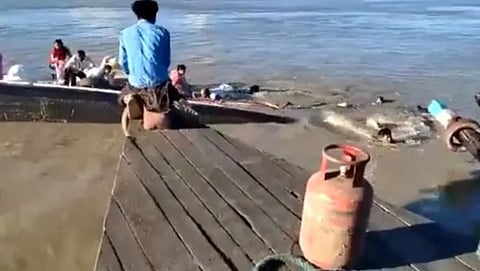 பிரம்மபுத்திரா நதியில் விபத்துக்குள்ளான பயணிகள் படகு நதியில் மூழ்கும் வீடியோ வைரல்