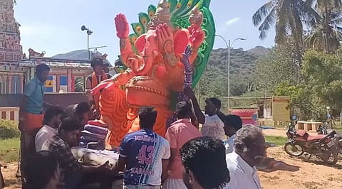 தடை உத்தரவை மீறி வழிபட கொண்டு சென்ற விநாயகர் சிலைகள் பறிமுதல்