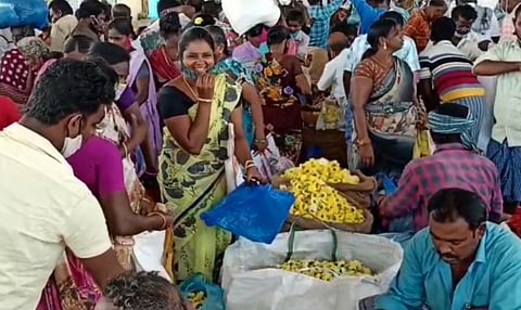 விநாயகர் சதுர்த்தியையொட்டி, களைகட்டும் சிலை விற்பனை- பூக்கள், பூஜை பொருட்களை வாங்குவதில் மக்கள் ஆர்வம்