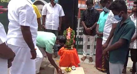 தடையை மீறி பொது இடத்தில் விநாயகர் சிலை வைத்து வழிபாடு- அதிகாரிகள் பேச்சுவார்த்தை