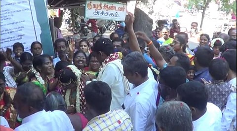 சமூக இடைவெளியை மறந்து கூட்டம் கூட்டமாக கோவில் முன்பு குவிந்த திருமண கோஷ்டியினர்