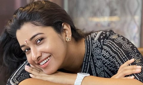 கொழுக்கட்டையுடன் வாழ்த்து கூறிய பிரியா பவானி சங்கர்.. வைரல் புகைப்படம்