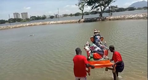 வீடுகள், தனியார் இடங்களில் வைத்து வழிபட்ட சிலைகள் உரிய பாதுகாப்புடன் நீர் நிலைகளில் கரைப்பு